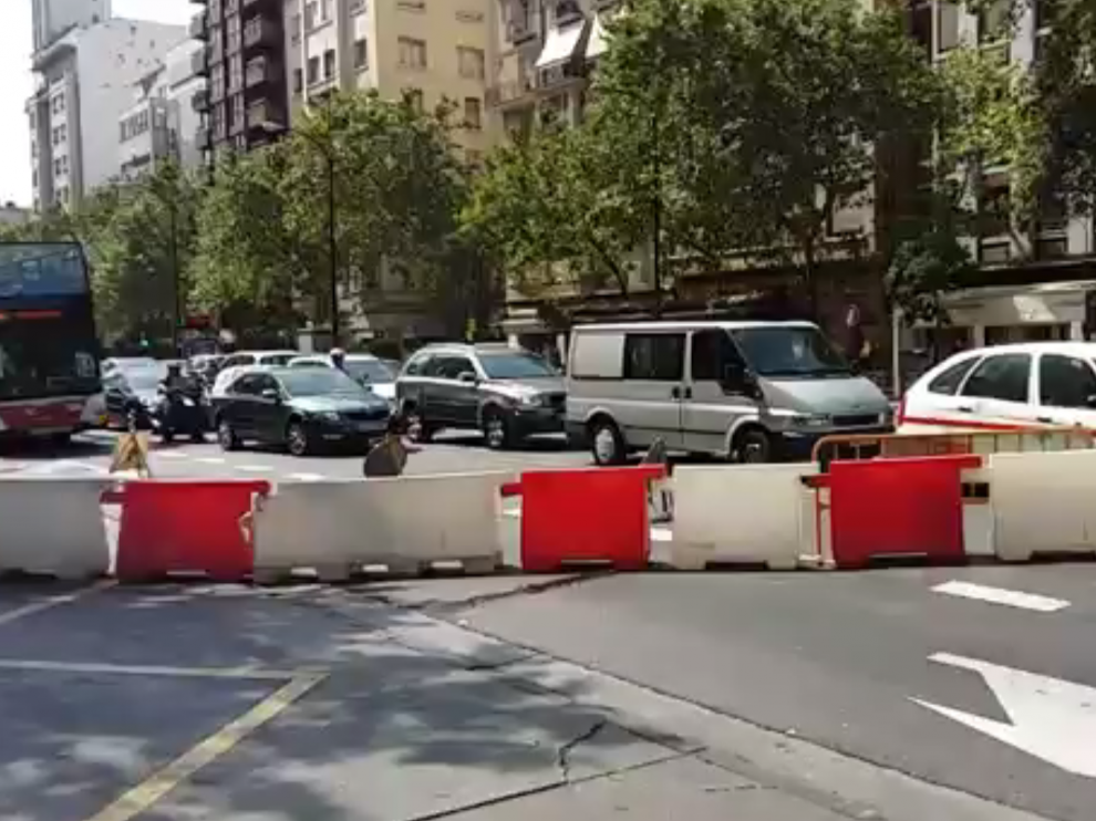 El paseo de Pamplona ha perdido un carril para hacer un arreglo en las canalizaciones semafóricas.