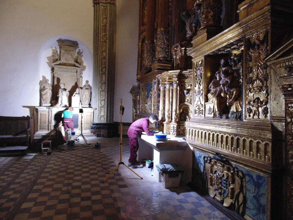 Los restauradores proceden a la limpieza del retablo mayor de la catedral.
