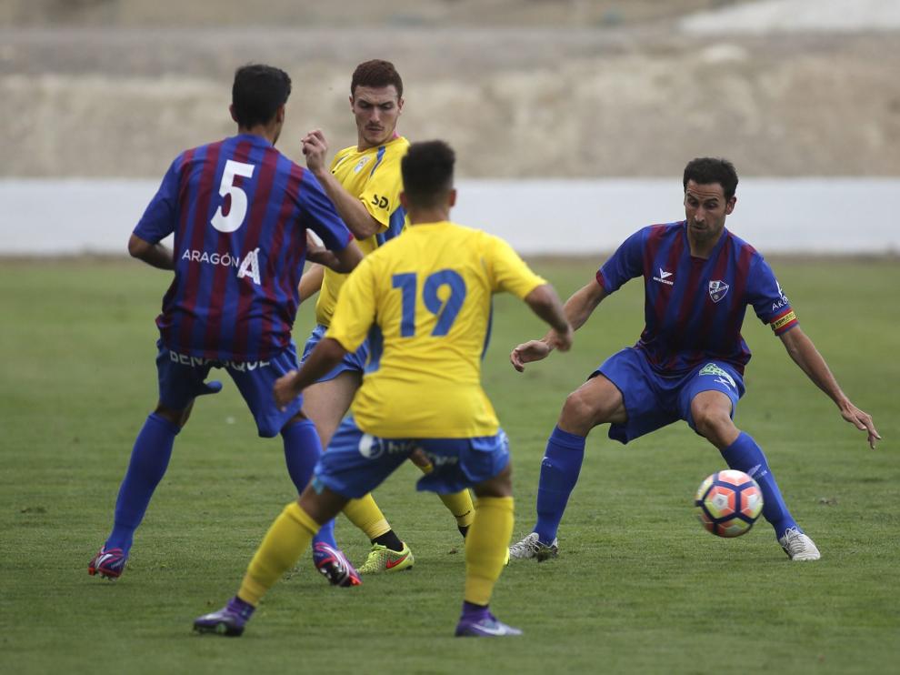 El Huesca vence a su filial pensando ya en la liga