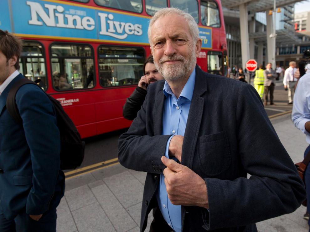 El laborista Corbyn viaja sentado en el suelo de un tren por falta de asientos