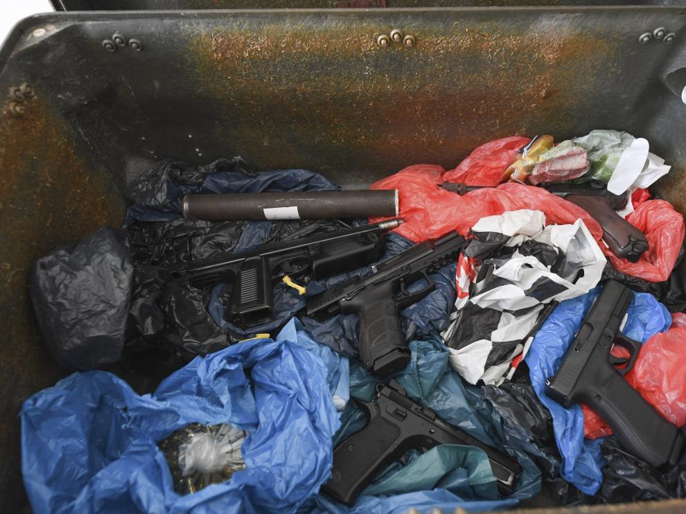 Vista de la caja de metal con armas de fuego que presentó el departamento de aduanas de Francfort tras ser confiscada en Colonia.