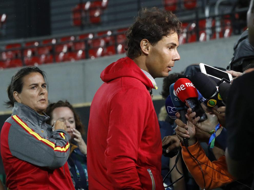 Conchita Martínez, a la izquierda, observa a Rafa Nadal