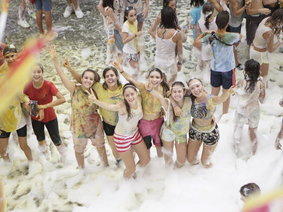 La fiestas de la espuma en la plaza Mayor de Cella marcó el inicio de las fiestas patronales.