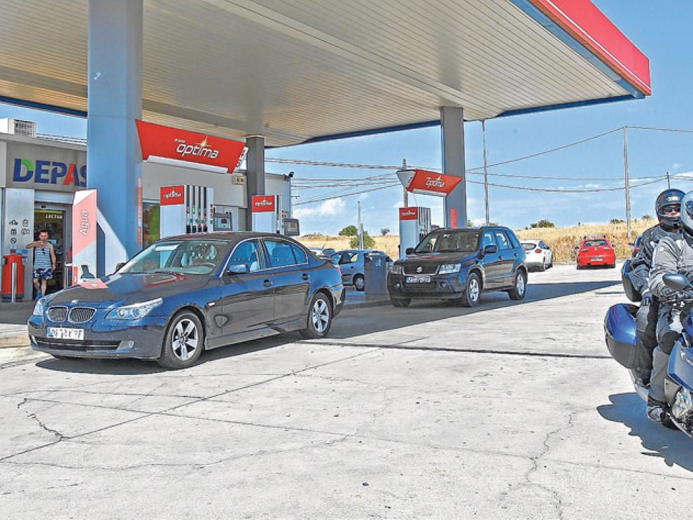 Vehículos repostando en una gasolinera soriana