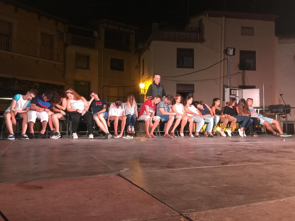 Jess Toussaint llena la plaza de Fonz con su espectáculo de hipnosis y sugestión mental.