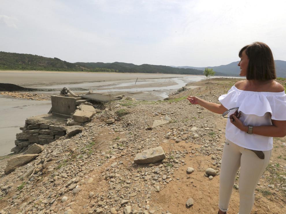 La alcaldesa muestra el aspecto desolador que ofrece el embalse.