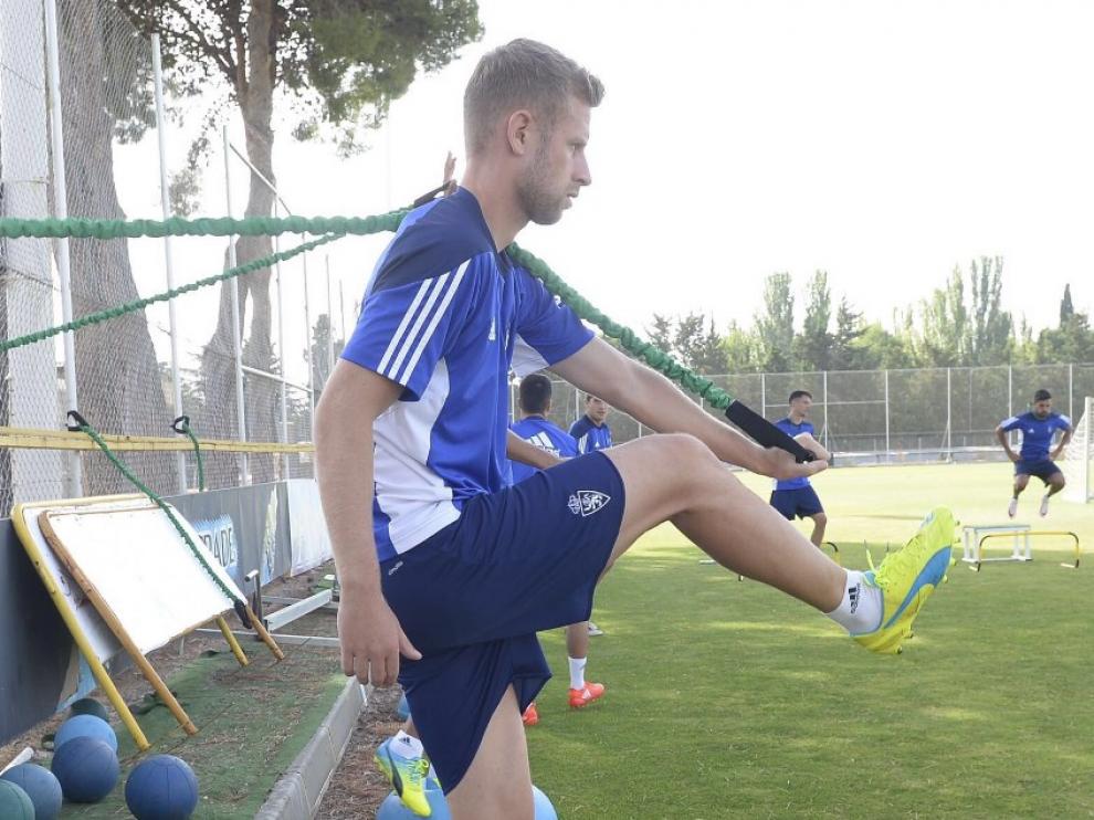 Álex Barrera, durante el entrenamiento del Real Zaragoza