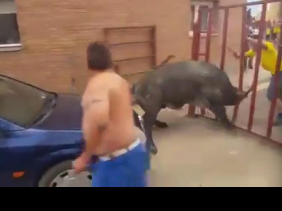 Momentos de máxima tensión. En esta captura de un vídeo se puede ver el pánico que causó el novillo tras haber abierto la puerta de la barrera y cornear a la niña.