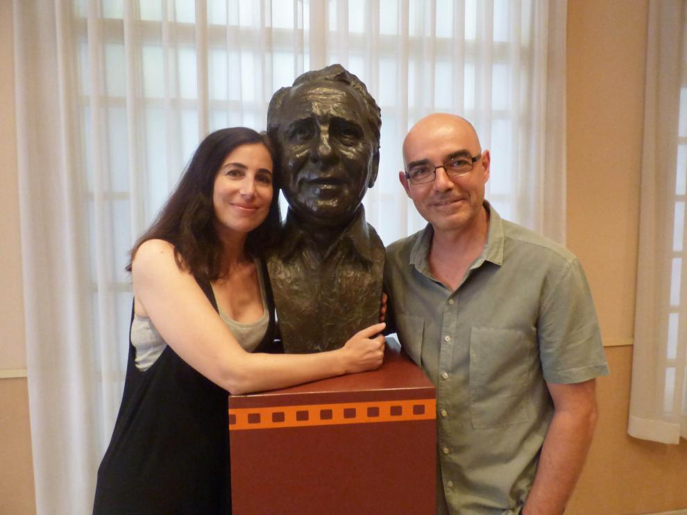 Marina Seresesky, directora de 'La puerta abierta', junto con el productor de la película, Álvaro Lavín.