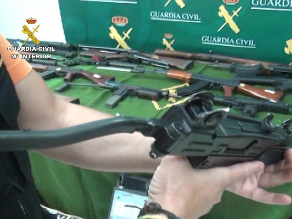 Detenido en Sevilla con 60 armas de fuego y 70 kilos de precursores de explosivos