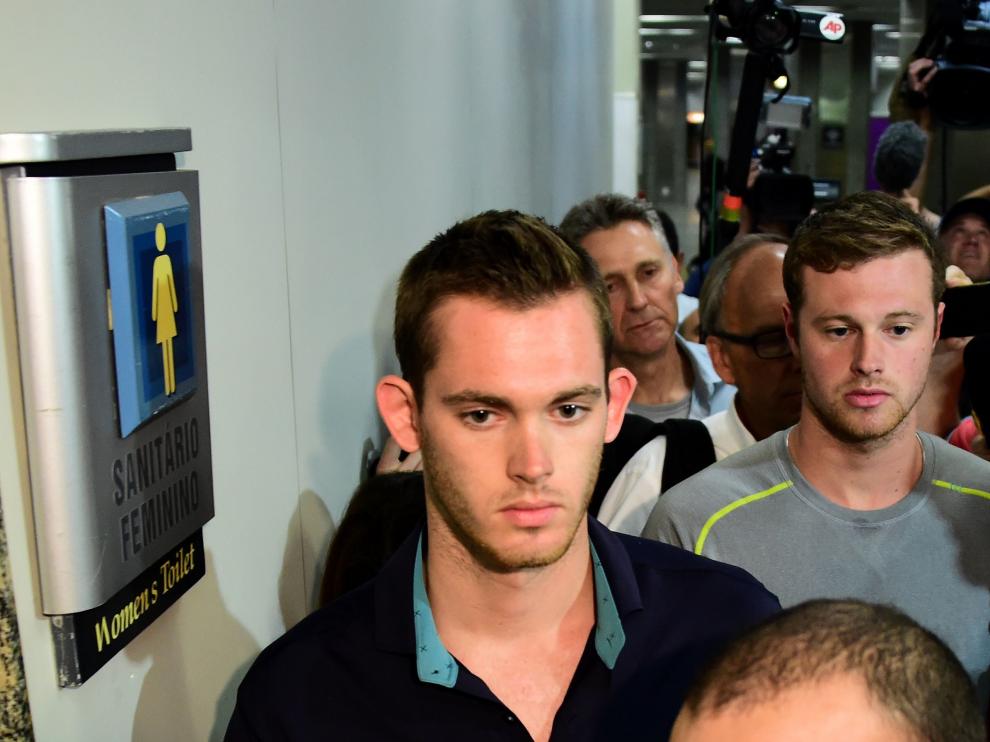 Gunnar Bentz y Jack Conger en el aeropuerto de Río de Janeiro tras ser retenidos por la policía.