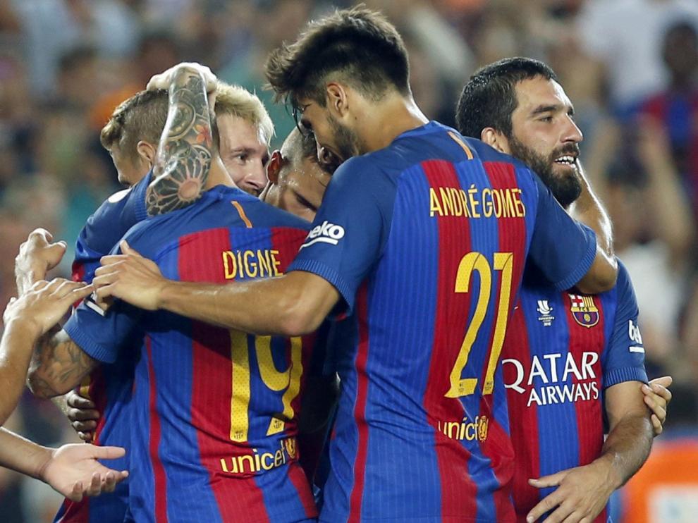 Los jugadores del Barça celebran uno de los tres goles de su equipo.