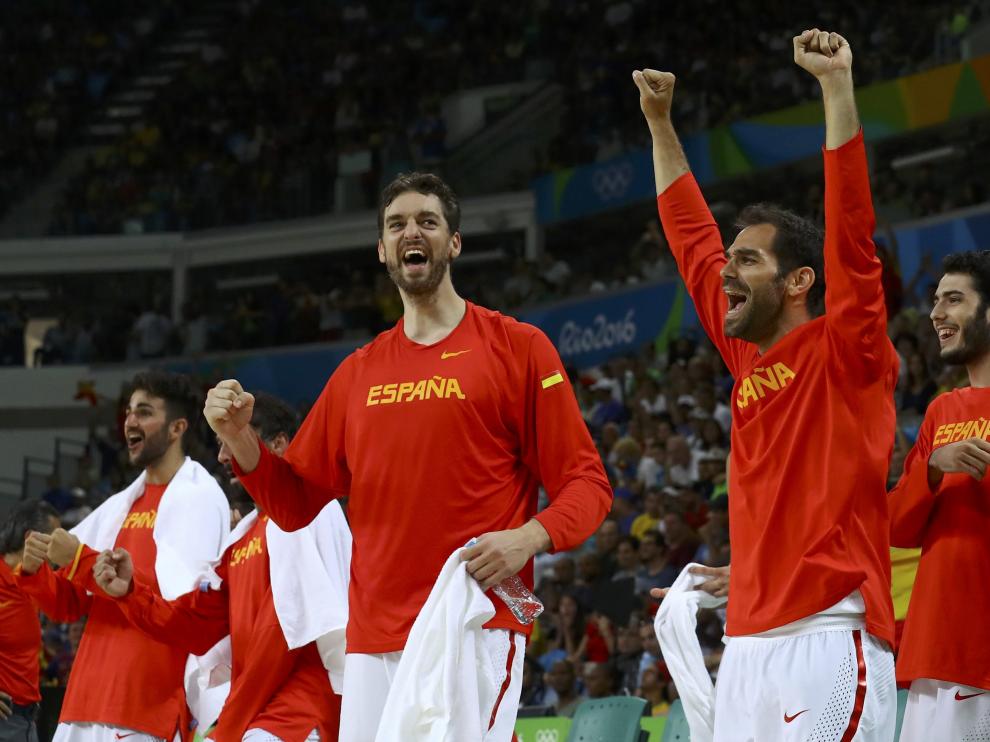 EL equipo de baloncesto español celebran su victoria ante Francia.