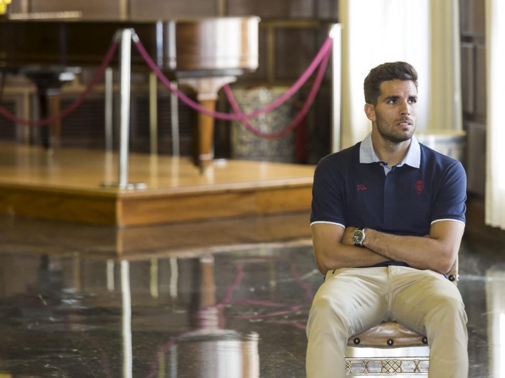 Leandro Cabrera, sentado en la recepción del equipo en el Ayuntamiento de Zaragoza de este jueves.