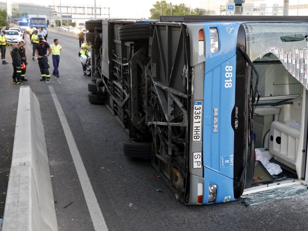 15 heridos leves al volcar un autobús municipal en Madrid
