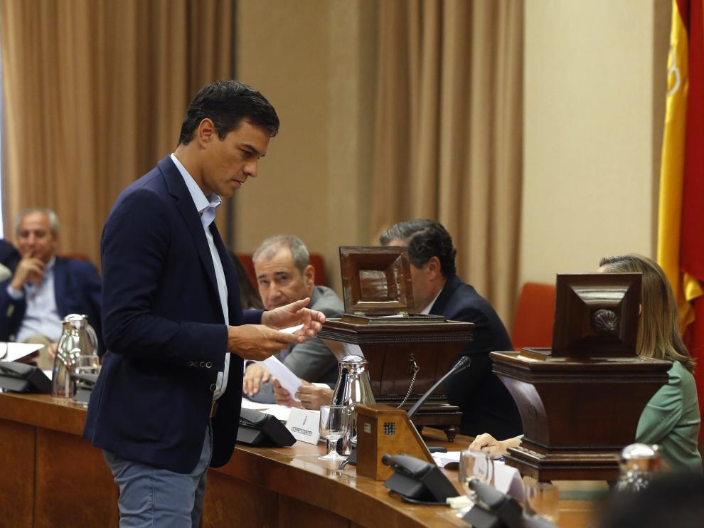 El líder del PSOE momentos antes de votar los miembros de la Mesa de la Diputación Permanente del Congreso