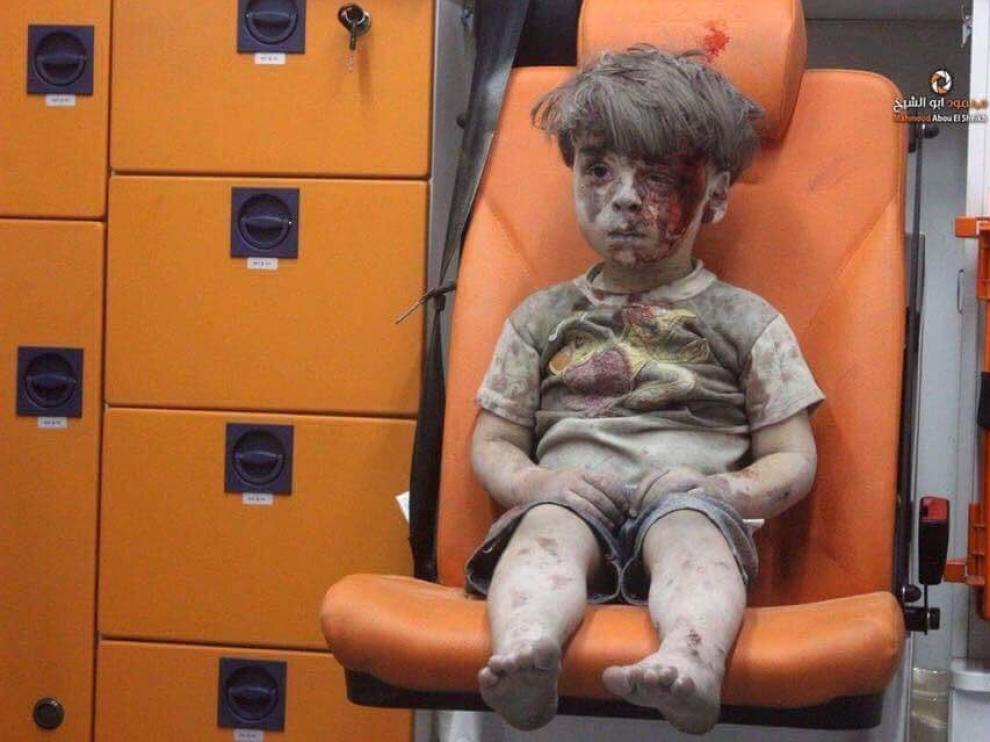 Omran, un niño herido en un bombardeo en Alepo, que ha puesto de nuevo rostro al drama en Siria.