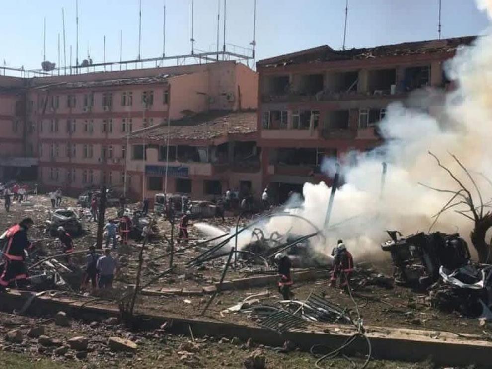 Al menos tres muertos y cien heridos en un ataque con coche bomba contra una comisaría turca.