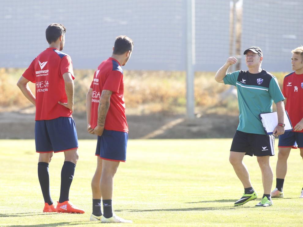 Anquela da instrucciones durante un entrenamiento. Tras él, Samu Sáiz.