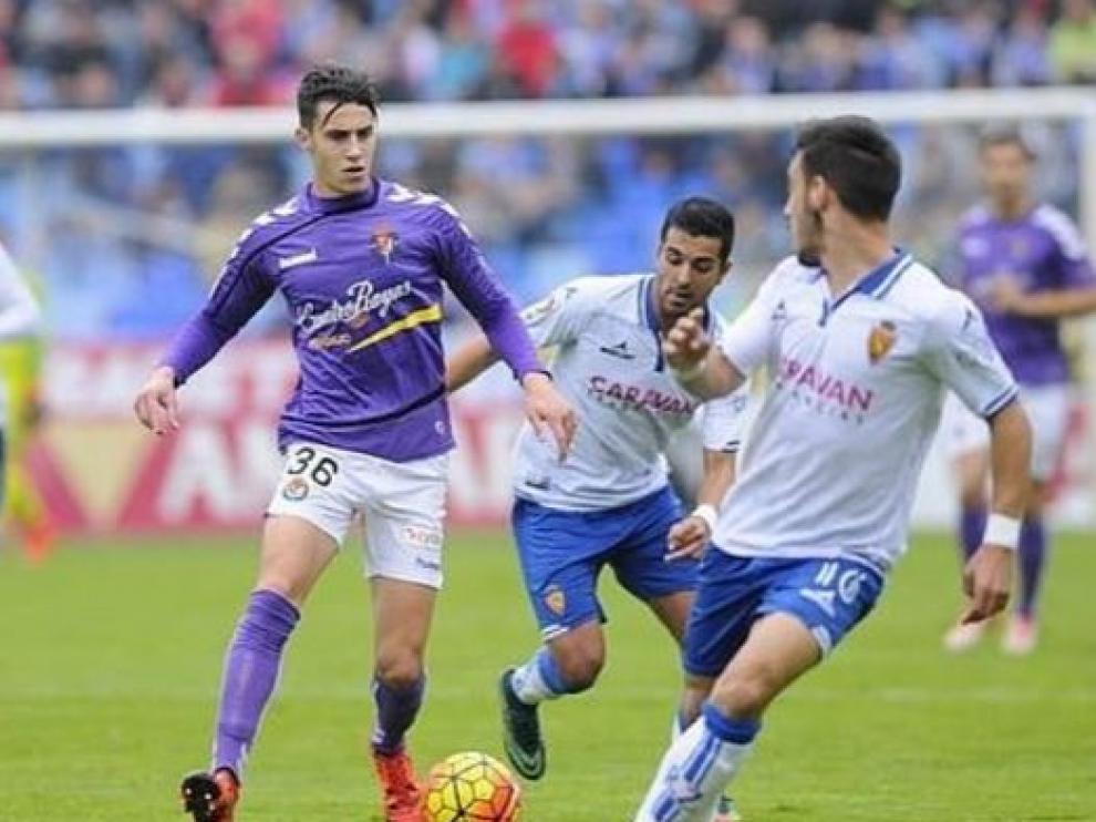 Hermoso, con el 36 del Valladolid, en el partido que disputó el año pasado en La Romareda, en pugna con Isaac y Ángel.