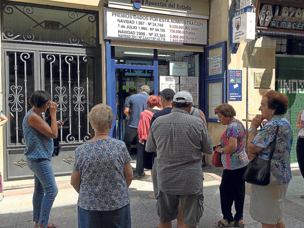 Gente haciendo cola esta semana en una administración de lotería de la capital.