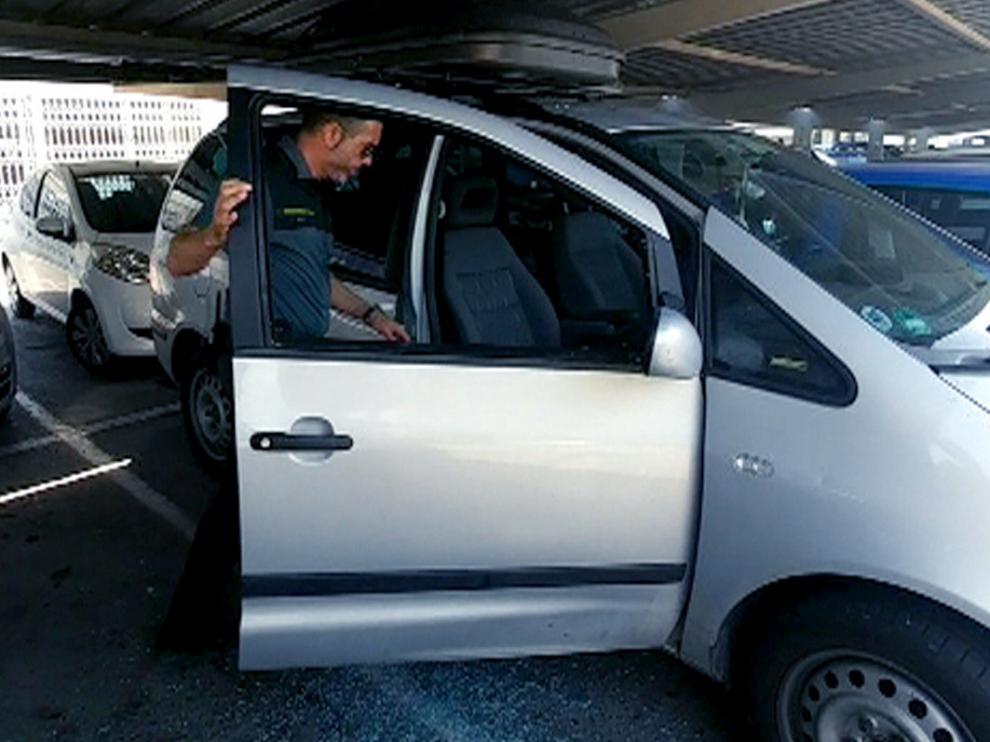 Los agentes rompieron la ventanilla para poder acceder hasta el bebé.