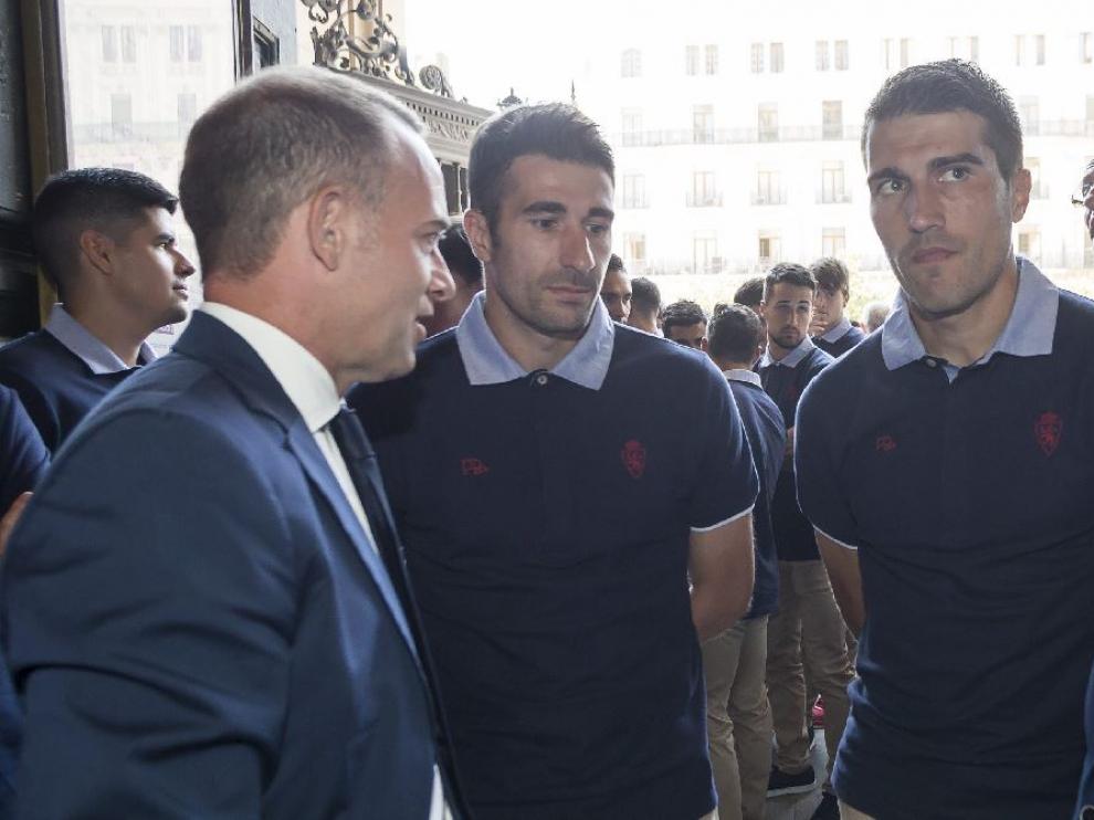 Christian Lapetra, presidente del Real Zaragoza, junto a Cani y Zapater a la entrada del Pilar en el acto de la ofrenda a la Virgen de este jueves.