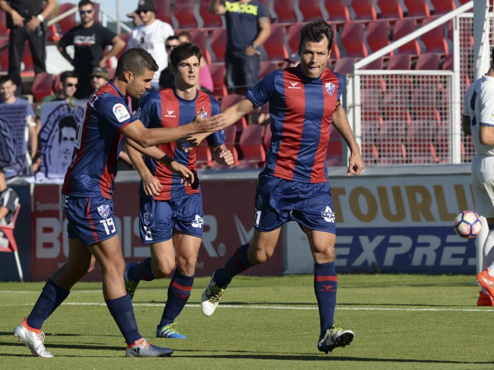 Camacho celebra junto a Álex González y Gonzalo Melero el tanto que anotó ante el Real Madrid Castilla durante esta pretemporada.