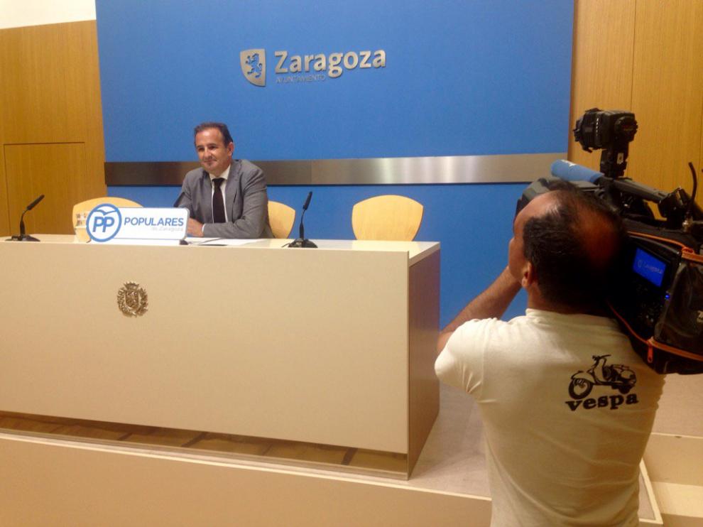 El concejal del grupo municipal del PP, Ángel Lorén, en rueda de prensa.