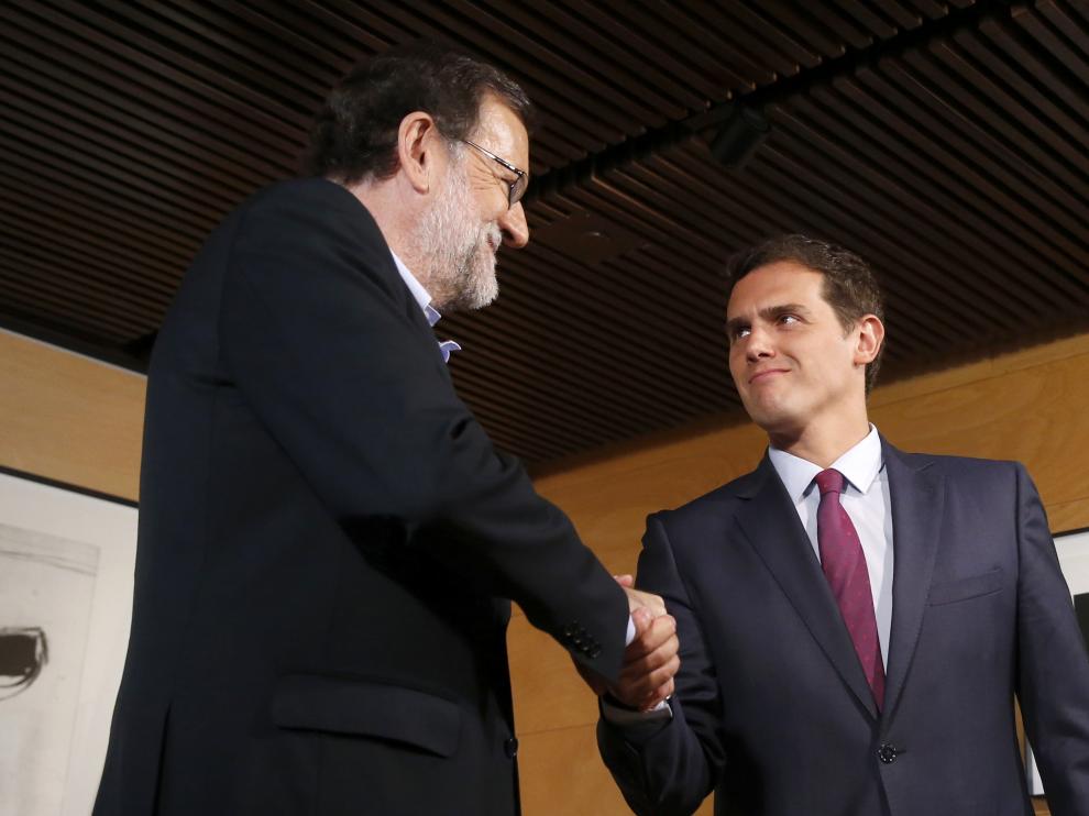 Rajoy y Rivera se saludan antes de comenzar la reunión.