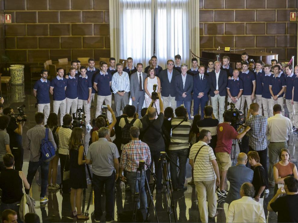 La plantilla del Real Zaragoza, en la foto de familia en la recepción en el ayuntamiento de la ciudad.