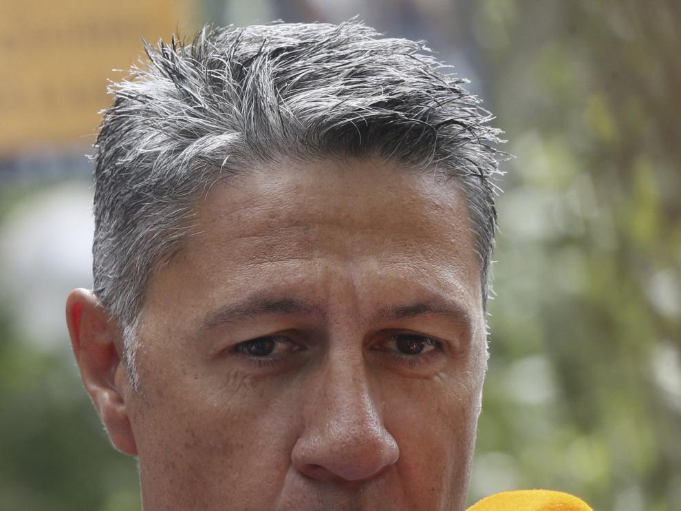 Xavier García Albiol atendiendo a los medios de comunicación.