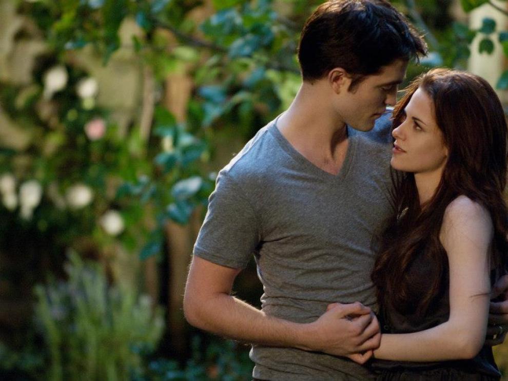 Kristen Stewart y Robert Pattison en un fotograma de 'Crepúsculo'.