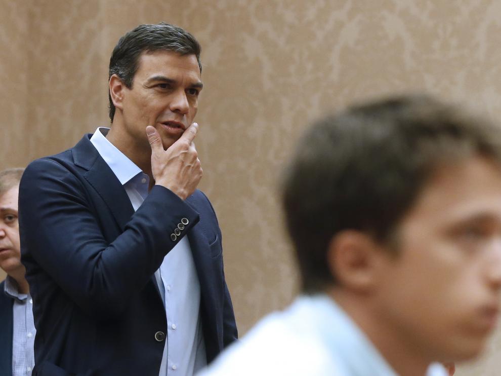 El secretario general del PSOE, Pedro Sánchez (i), y el portavoz de Unidos Podemos, Íñigo Errejón, durante la constitución de la Diputación Permanente del Congreso