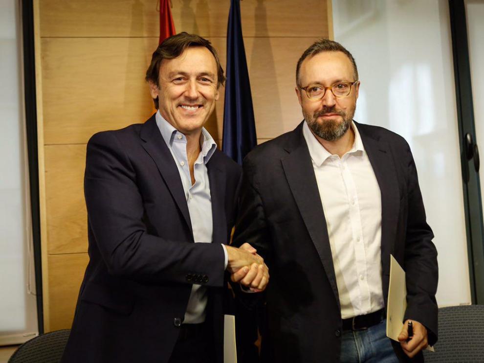 Rafael Hernando y Juan Carlos Girauta tras la firma en el Congreso del pacto anticorrupción.
