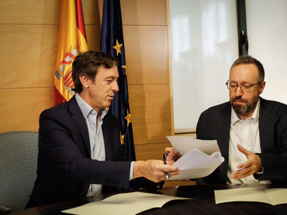 Rafael Hernando y Juan Carlos Girauta han firmado en el Congreso el pacto anticorrupción.