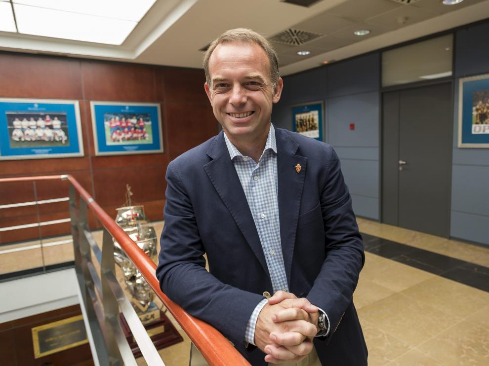 Christian Lapetra, presidente del Real Zaragoza, sonriente en las oficinas del club.