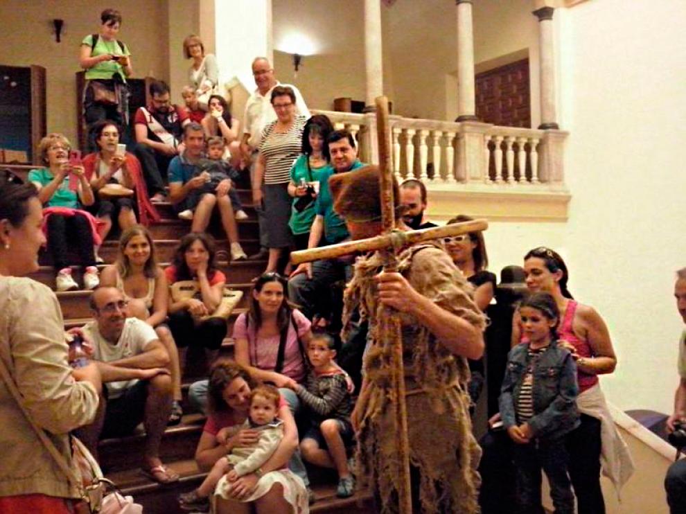 Una escena de la visita teatralizada del Castillo de Illueca.