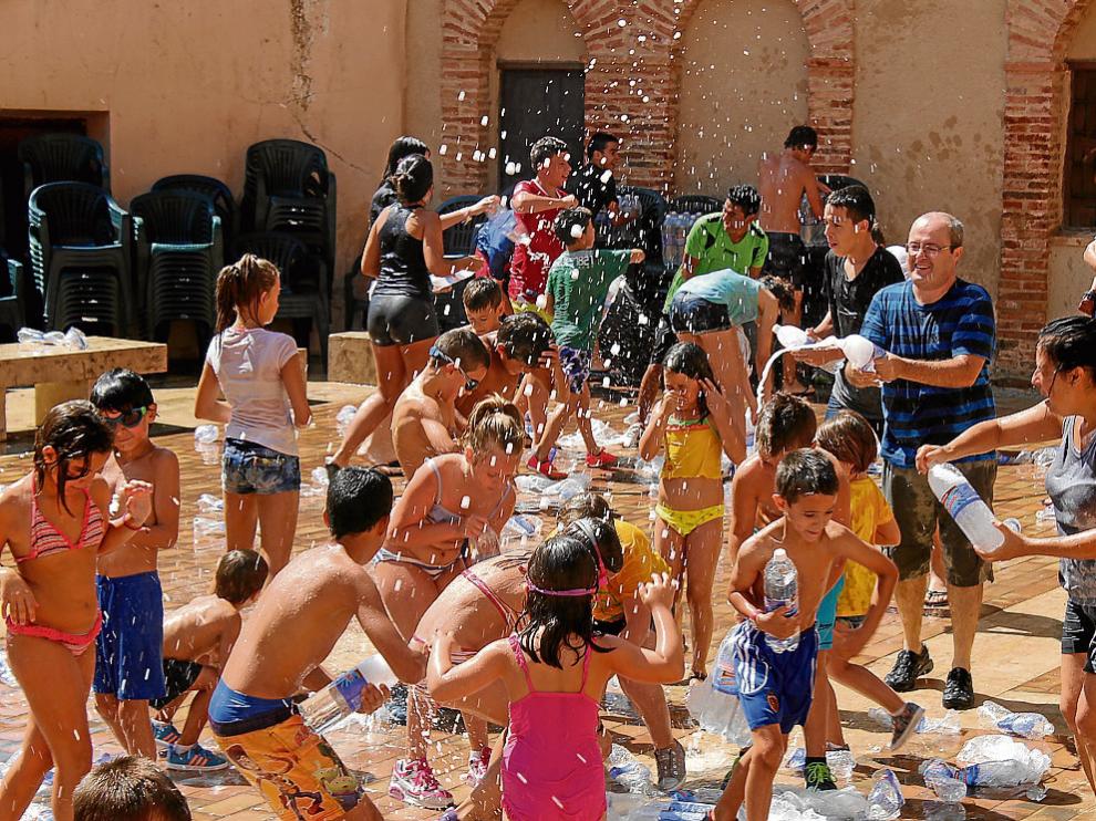 Los vecinos de La Mata comenzaron las fiestas con una gaseosada tras el chupinazo.