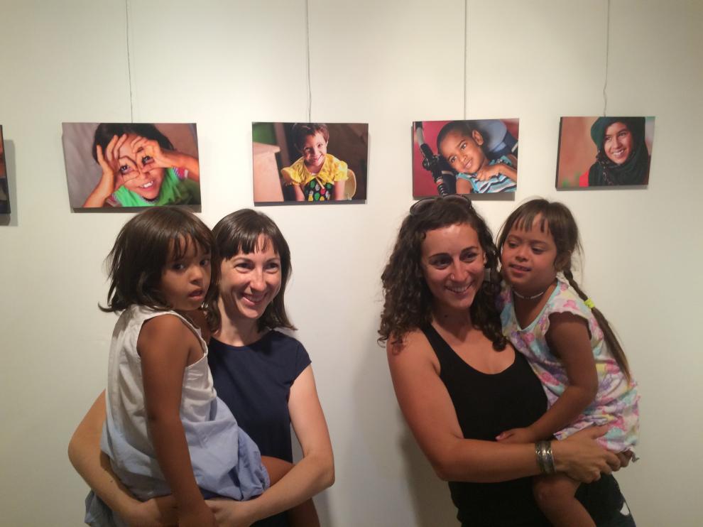 María José Sánchez, de Alouda, y la fotógrafa Esther Naval, este viernes en la inauguración de la muestra.