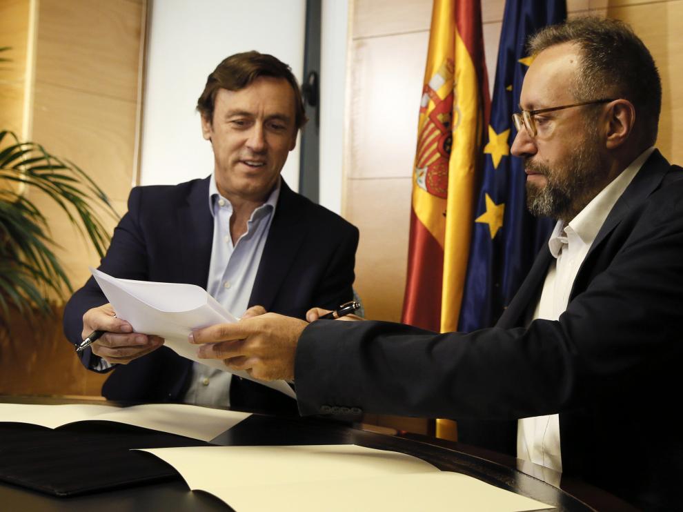 Los portavoces parlamentarios del PP, Radael Hermando (i) y de Ciudadanos, Juan Carlos Girauta (d), durante la firma en el Congreso del pacto anticorrupción.