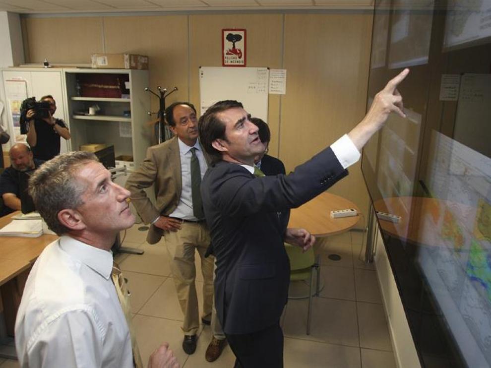 El consejero de Fomento y Medio Ambiente, Juan Carlos Suárez Quiñones, acudió al Centro Provincial de Mando de Incendios en su visita a la provincia de Soria.