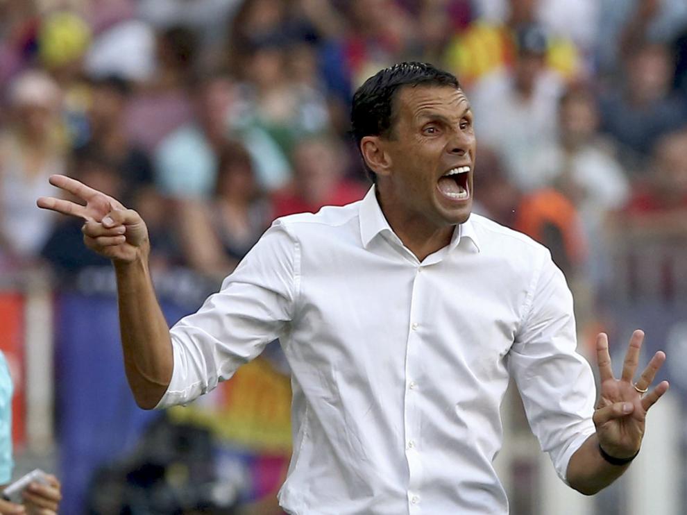 Gustavo Poyet, expresivo en la banda.