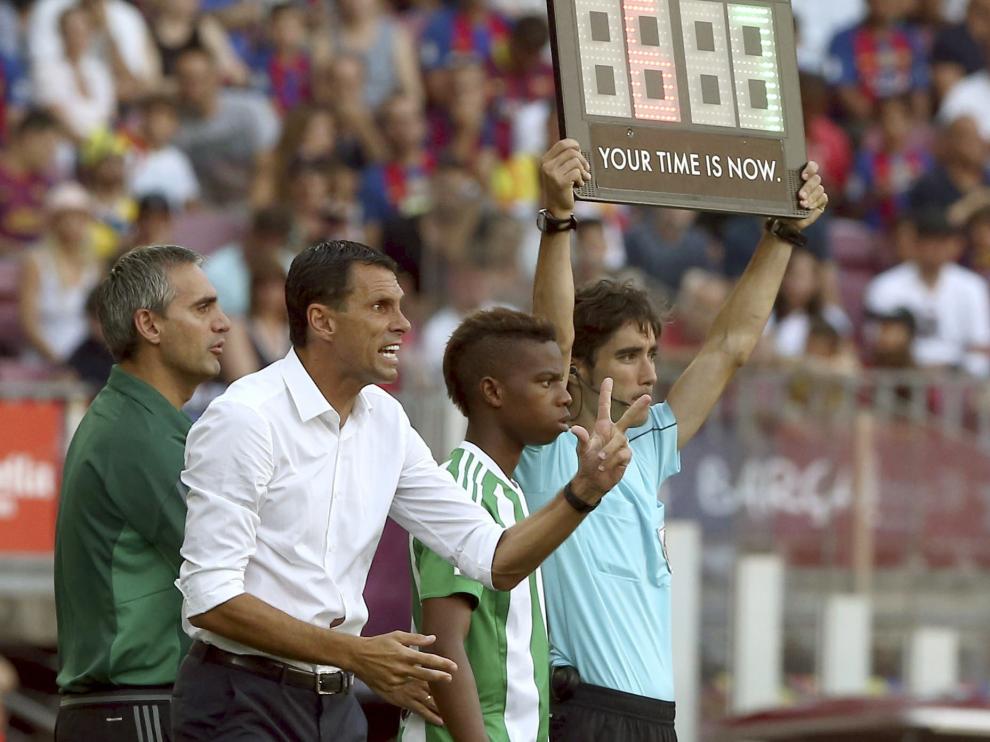 Poyet da instrucciones en la banda del Camp Nou.