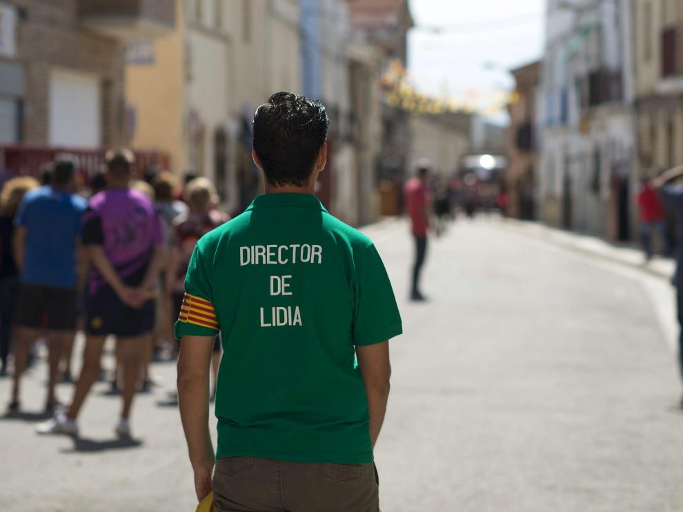 Un director de lidia, debidamente identificado, en un encierro en El Burgo.