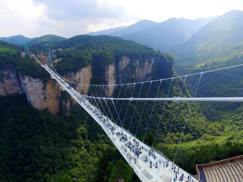 El puente está ubicado en el espectacular parque natural de Zhangjiajie.