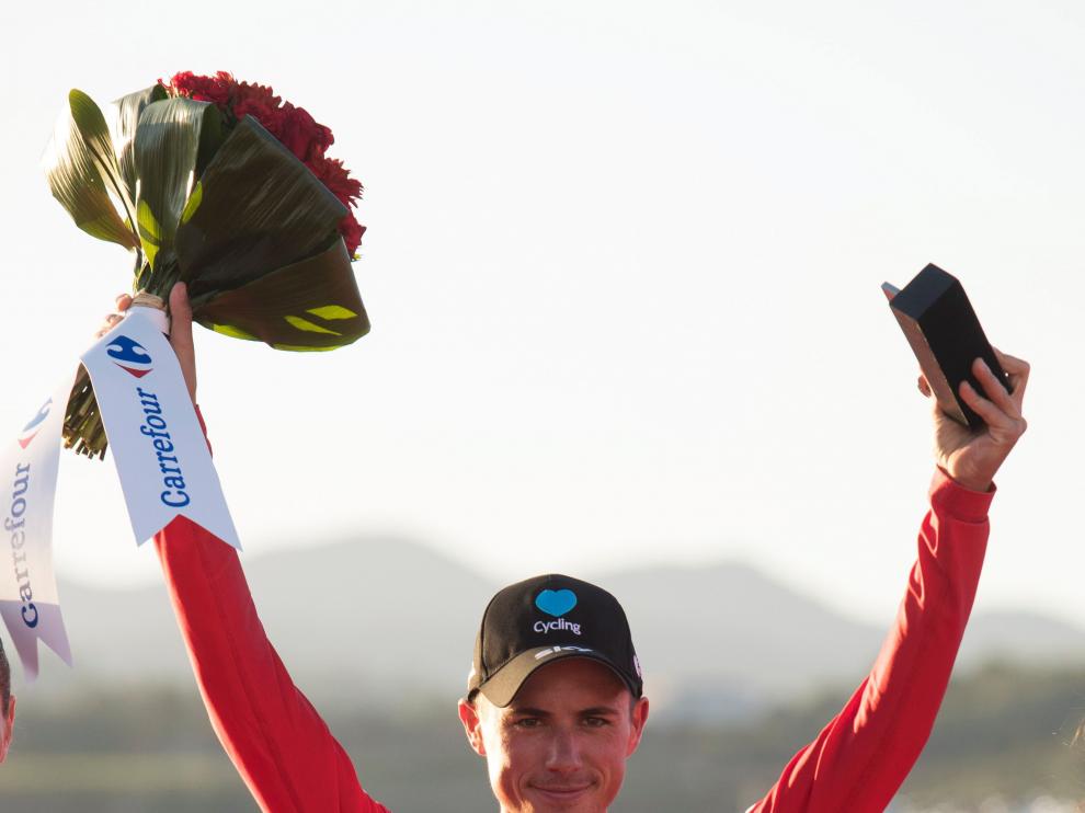 Peter Kennaugh celebra su victoria.