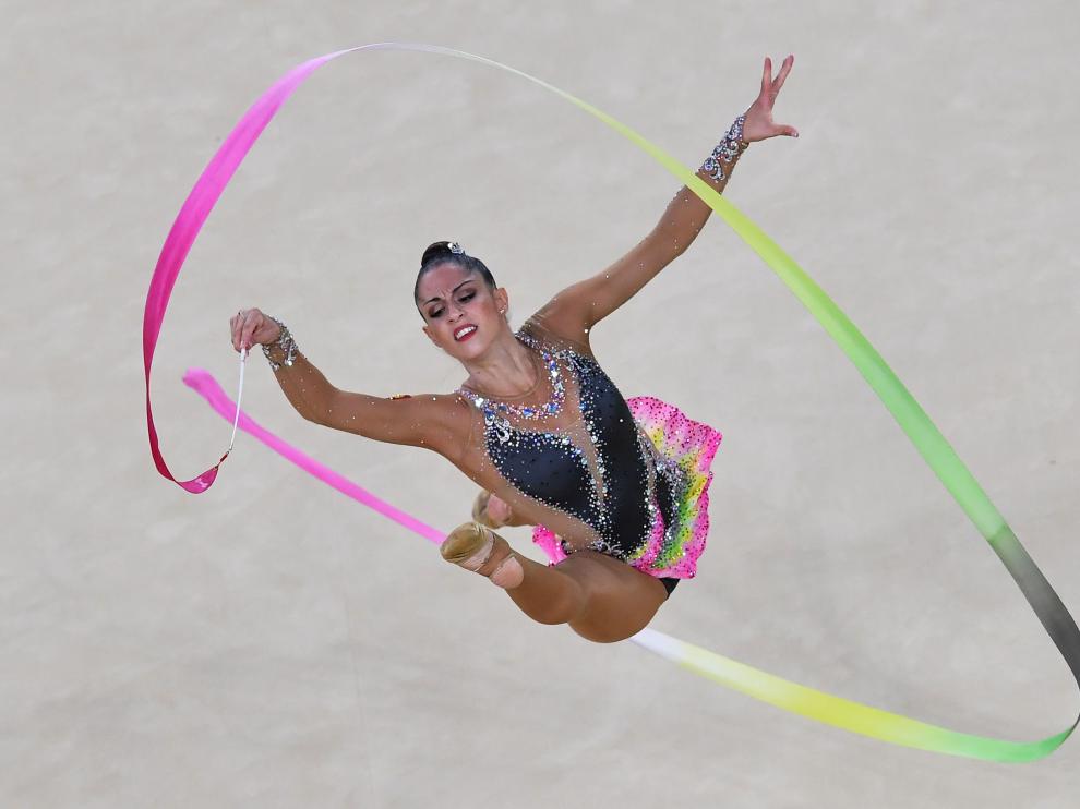 La gimnasta española, Carolina Rodríguez, durante el ejercicio de cintas que le ha permitido el pase a la final.