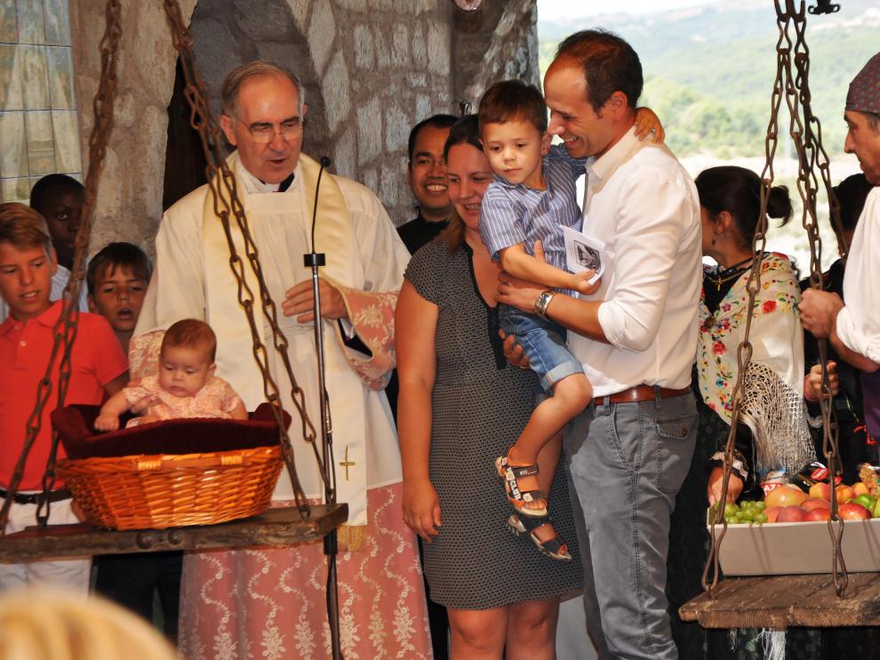 Pesaje de bebés en la fiesta de la Virgen de Torreciudad