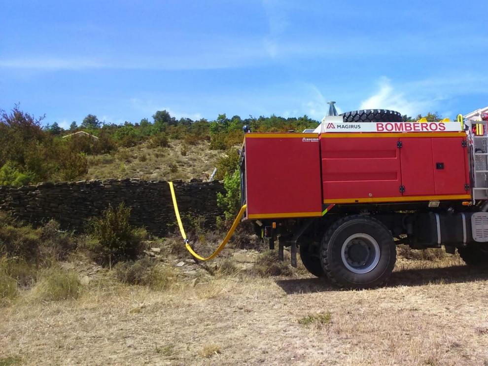 Un camión cisterna de la Comarca de la Jacetania abastecía el viernes el depósito de Lastiesas Altas.